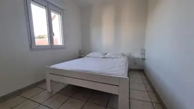 a white bed in a room with a window at Le Mas de la Tortue (Plain Pied) in Caromb