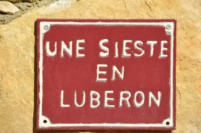 a red sign that readsue stress en librarian at Une Sieste en Luberon in Bonnieux
