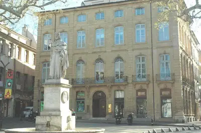 a statue of a woman in front of a building at Mirabeau Studio in Aix-en-Provence