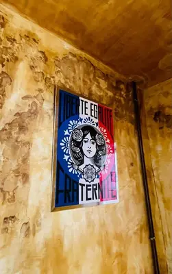 a sign on the side of a wall at La Sarrasine in Villes-sur-Auzon