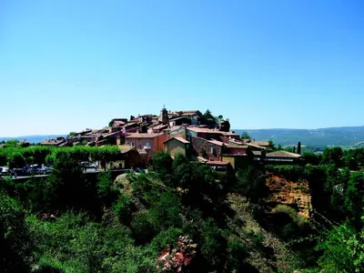 a house on top of a hill at La goutte d'or in Roussillon
