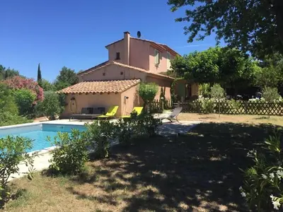 an external view of a house with a swimming pool at Vakantiehuis Mazan - Le Haut Colombier in Mazan