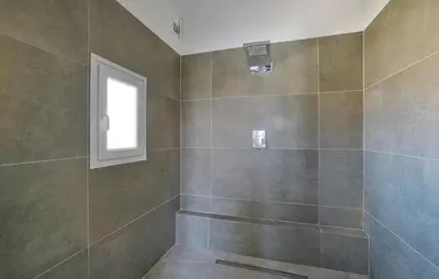 a bathroom with a shower with a window at Amazing Home In Vedène in Vedène