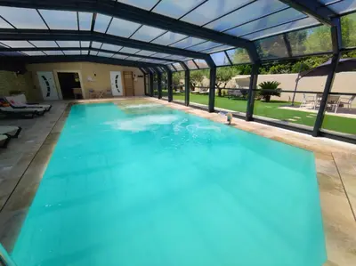 an overhead view of a swimming pool with a pergola at Au Murmure de la Sorgue in LʼIsle-sur-la-Sorgue