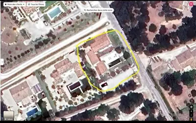 a site map of a building with a yellow line at villa Luberon in Saint-Saturnin-les-Apt