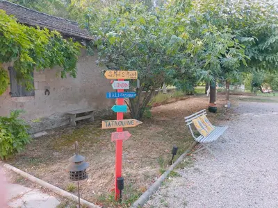 a pole with street signs in front of a house at Rêve d’Emma in Plan-dʼOrgon