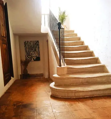 a staircase in a house with a stair case at Chambre d'hôtes face au lavoir in Méthamis
