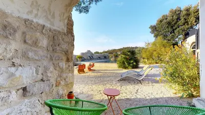 a patio with two green baskets and a chair at Metafort in Méthamis