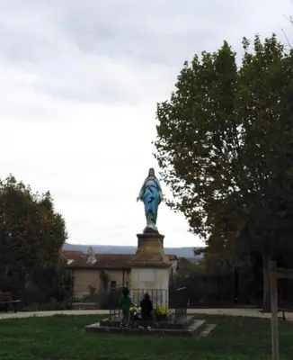 a statue in a park with two people in front of it at Appartement 