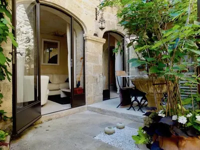an entrance to a house with a table and chairs at Un Patio en Luberon in Ansouis