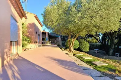 a sidewalk in front of a house with a tree at Villa envoûtante à Eyragues avec piscine in Eyragues