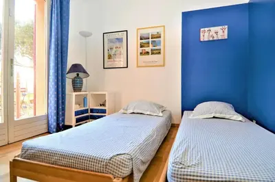 two beds in a room with blue walls at Villa envoûtante à Eyragues avec piscine in Eyragues