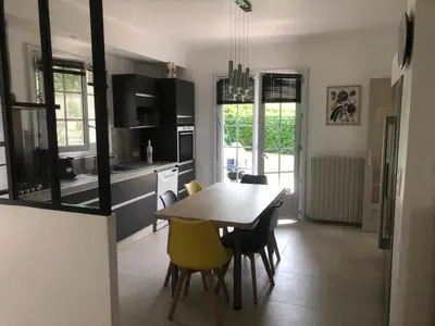 a kitchen and dining room with a table and chairs at Villa élégante à Céreste avec piscine privée et jacuzzi in Céreste