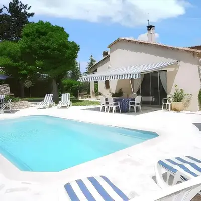 Villa élégante à Céreste avec piscine privée et jacuzzi
