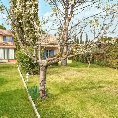 Maison provençale avec cheminée à Loriol-du-Comtat
