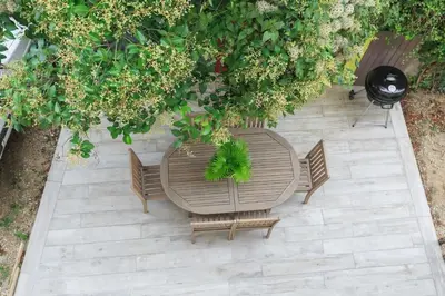 an overhead view of a patio with a table and chairs at Petite Maison du Ventoux in Mormoiron