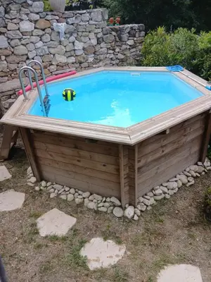 a hot tub in a backyard with a pool at les cerisiers de stella in Blauvac