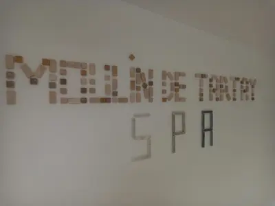 a sign with the word art on a wall at Gîte de Léonie Moulin de Tartay en Avignon in Avignon