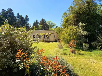 a house in the middle of a yard at Mas du Rollier Chambres d'hôtes in Eygalières