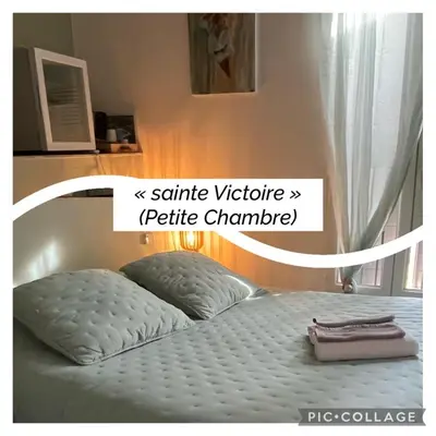 a picture of a bed in a bedroom at Maison d'hôtes Bastide St Victor à 2,5 kilomètres de Lourmarin in Puyvert