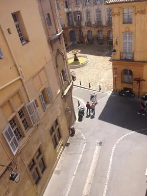 an overhead view of a building with a fountain in a courtyard at Duplex 6 personnes, ascenseur, zone pietonne, 1 bis Rue Aude in Aix-en-Provence
