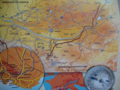a map with a clock next to it at La Guéritaulde in La Tour-dʼAigues
