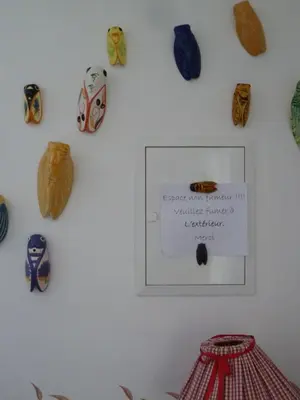 a wall with many different types of ceramics on it at Les Cigales in Saint-Andiol