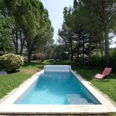 A pretty family house located in a tranquil area with a pretty view of the Luberon range.