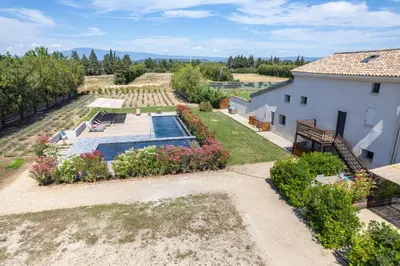 an aerial view of a villa with a swimming pool at Mas Eléhis Gîtes en Provence in Pernes-les-Fontaines