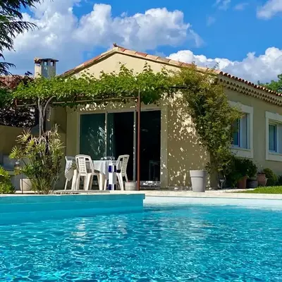 La petite maison avec piscine face au Luberon