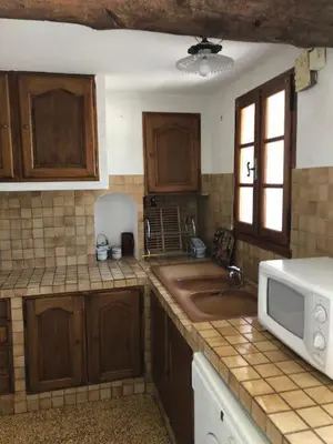 a kitchen with a sink and a microwave at Fontaine-de-Vaucluse : maison avec vues in Fontaine-de-Vaucluse