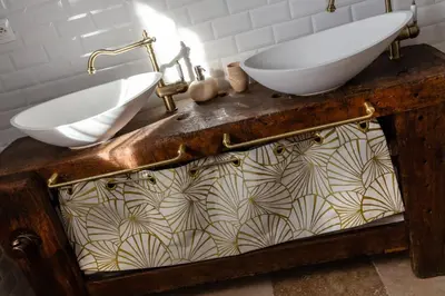 a bathroom with two sinks on top of a wooden table at La terrasse de Tiss in Bédoin