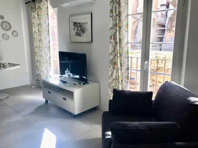 a living room with a tv and a couch at Petit Rêve in LʼIsle-sur-la-Sorgue