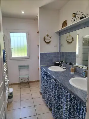 a bathroom with two sinks and a mirror at Villa Zénitude in Cabannes