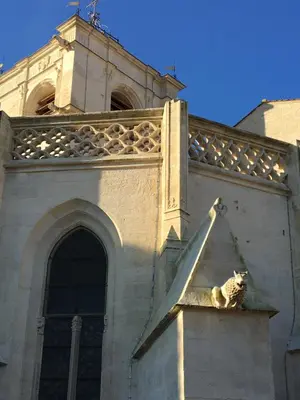a cat sitting on the ledge of a building at Escapade en Provence in LʼIsle-sur-la-Sorgue