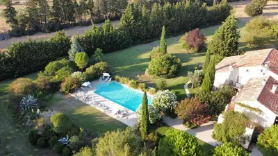 an aerial view of a house with a swimming pool at Gîte Crillon - Mas Les Fleurs d'Hilaire in Monteux