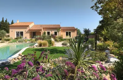 a house with a garden and a swimming pool at Martichris in Châteauneuf-de-Gadagne