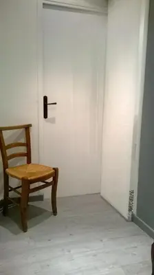a wooden chair sitting in front of a door at L'Auberge Espagnole - Bed & Breakfast in Apt