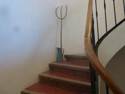 a stairway with a blue vase sitting on the stairs at L'Auberge Espagnole - Bed & Breakfast in Apt
