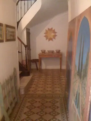 a hallway with a table and stairs in a house at L'Auberge Espagnole - Bed & Breakfast in Apt