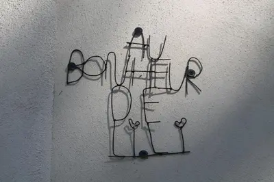 a drawing on the side of a wall at Au bonheur de LILI in Fontaine-de-Vaucluse
