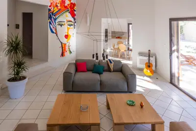 a living room with a couch and a table at Maison atypique en Provence chez Brigitte in LʼIsle-sur-la-Sorgue