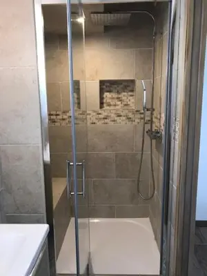 a shower with a glass door in a bathroom at Maison 4 étoiles et Studio 3 étoiles indépendants avec piscine in LʼIsle-sur-la-Sorgue