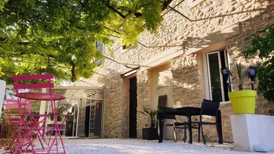 a group of chairs sitting outside of a building at La Bastide des Arts in Saumane-de-Vaucluse