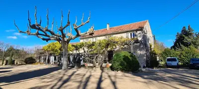 an aerial view of a house with a swimming pool at La Bastide des Arts in Saumane-de-Vaucluse