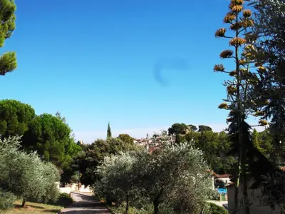 a view of the city from the park at les 3 saisons in Cucuron