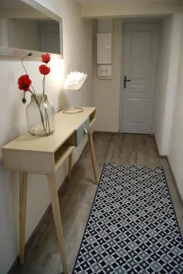 a room with a desk with a vase of flowers on it at Gîte en Provence Lavande in Modène