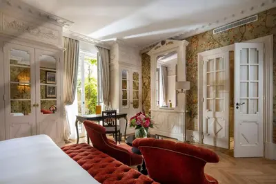 a living room with a white table and chairs and a table at Villa Saint-Ange in Aix-en-Provence