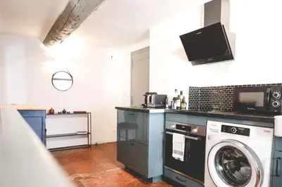 a kitchen with a washer and a washing machine at Maison Alberta in Aix-en-Provence