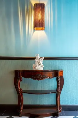 a table with a lamp on top of it at La Maison d'été in Salon-de-Provence